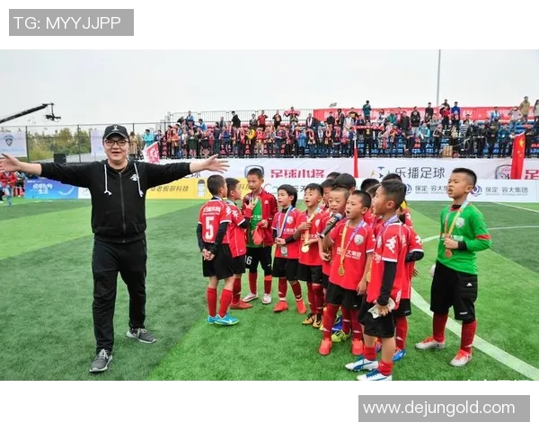 胡浩然足球之路：从青涩少年到职业球员的成长历程与梦想追逐